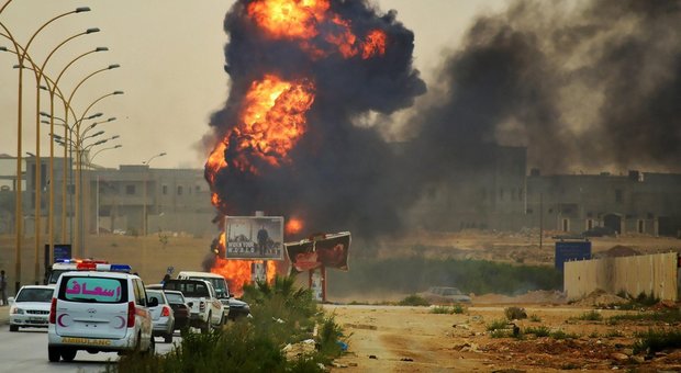 Tripoli, si torna a combattere. Allarme Isis: «L'Europa si prepari ad attacchi»