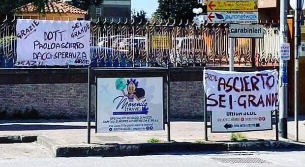 Coronavirus a Napoli, spuntano striscioni a sostegno del ricercatore Ascierto a Marano
