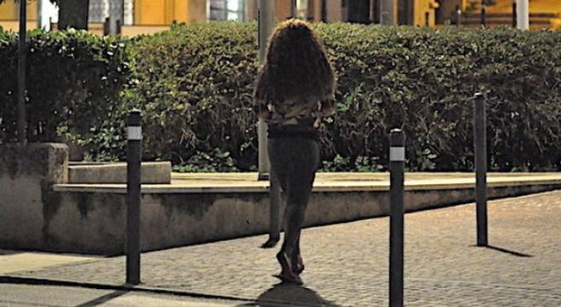 Prostituta "autocertificata": «In giro perché adesco clienti davanti all'ospedale»
