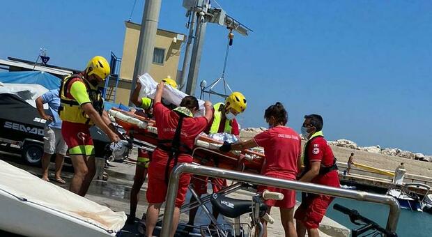 Un soccorso dell'idroambulanza della Croce Rossa