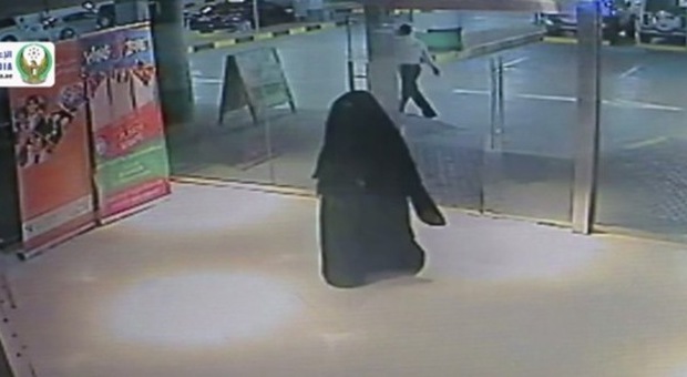 Prof trovata morta accoltellata in bagno: orrore al centro commerciale