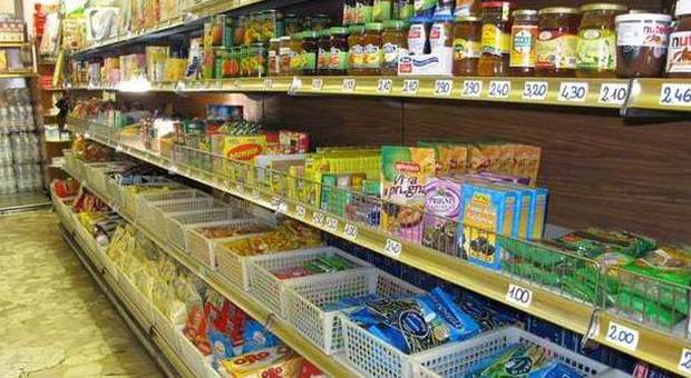 Cibo in scadenza dei supermercati ai poveri: in Francia la legge contro lo spreco alimentare