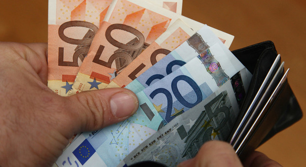 Trova 1360 euro all'interno di un portafoglio e lo consegna alla polizia