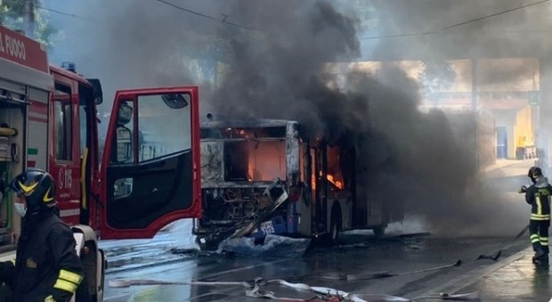 Roma, bus in fiamme in Centro: fumo e paura davanti al Ministero della Marina
