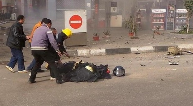 Il Cairo, bomba su un ponte del centro: morto un poliziotto, feriti due passanti