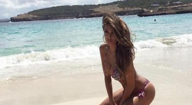 La Buccino, bikini super sexy a Ibiza: ma il reggiseno dura poco