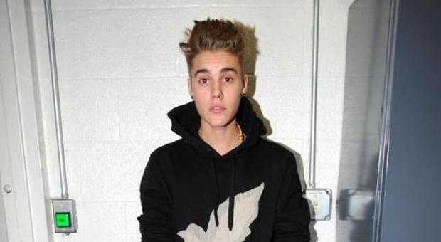 Justin Bieber condannato per vandalismo dopo il lancio di uova contro la casa del vicino