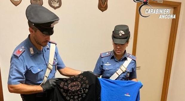 Controlli anticontraffazione: i carabinieri denunciano un venditore abusivo e gli sequestrano 30 oggetti con marchi contraffatti