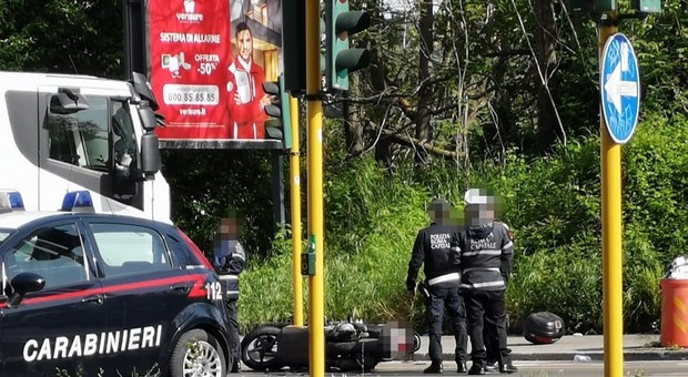 Incidente a viale Jonio: muore un uomo su scooter travolto da un camion