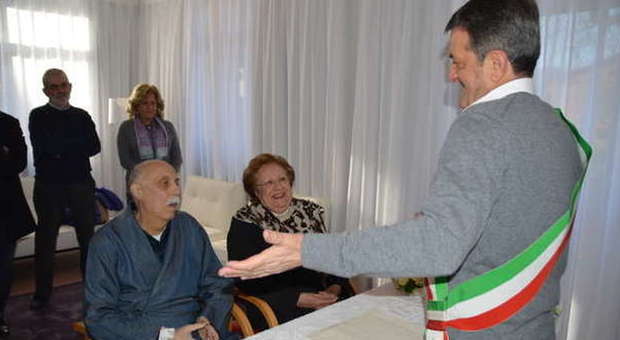 San Severino, insieme da 35 anni Piero ed Emanuela si sposano all'Hospice
