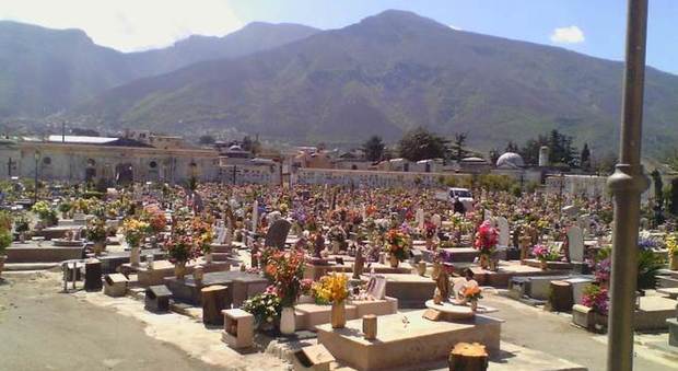 Angri, cimitero chiuso al pubblico dal 28 luglio: 27 salme da disseppellire