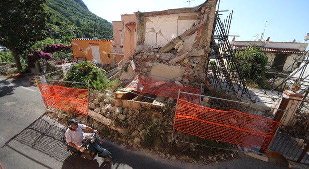 Terremoto a Ischia, l'ultimo schiaffo agli sfollati: «Noi cittadini di serie B»