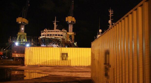 Napoli, sequestrati container al porto carichi di auto e moto rubate