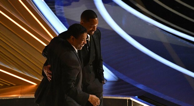 Oscar 2022, Will Smith e l'abbraccio con Denzel Washington: «Nel momento più alto il diavolo arriva»