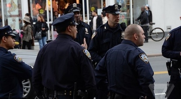 New York, sparatoria nel Bronx: morti un ladro e un agente, ferito un altro poliziotto