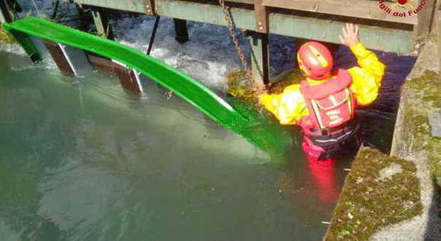 Scivola dalla barca e cade in acqua pescatore salvato dai pompieri