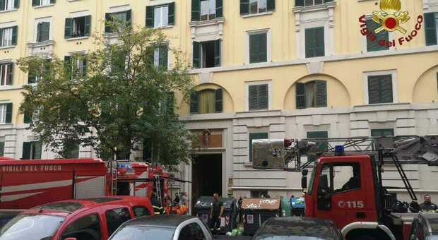 Roma, paura a San Giovanni: in cendio in un appartamento in via Pomezia. Una donna è rimasta ferita