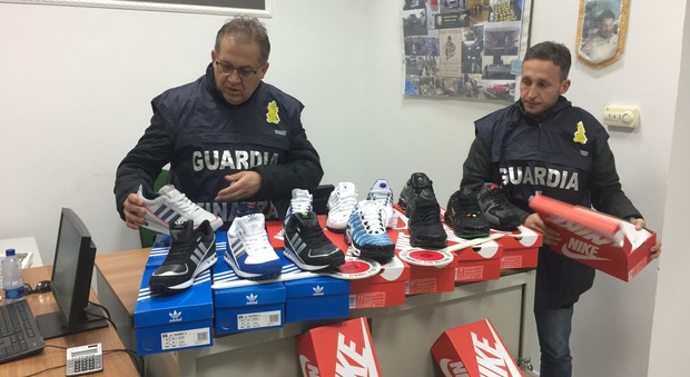 Bloccato maxi-carico di scarpe contraffatte: sequestro da 50mila euro, arrestato il corriere