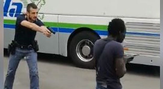Milano choc: nigeriano minaccia i passanti col coltello, l'arresto in diretta in un video (Facebook)