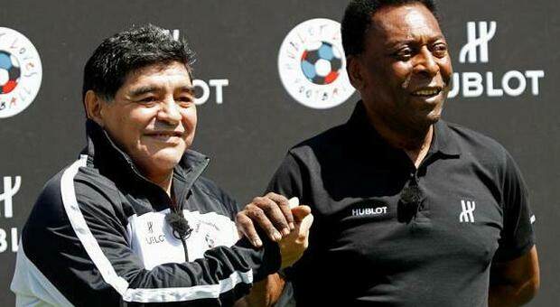 Anche Maradona celebrà Pelé: «Auguri per i tuoi 80 anni»