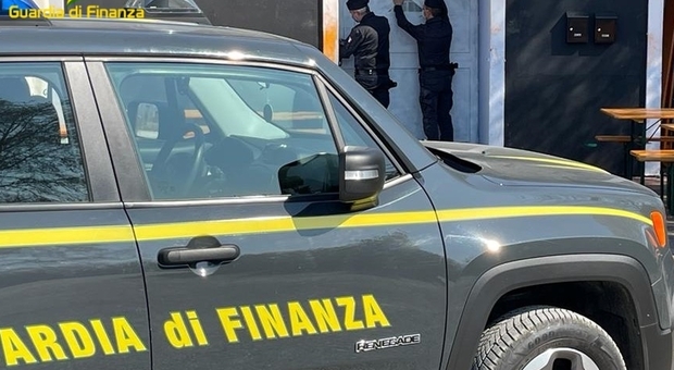 Venezia, nasconde 3 mila borse contraffatte in un camion: sequestrate dalla Guardia di Finanza. «Avrebbero fruttato 300mila euro»