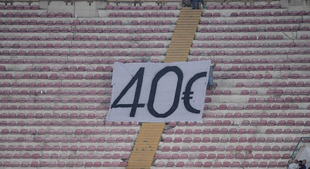 Napoli. «40 euro»: in curva esplode la protesta contro il caro biglietti