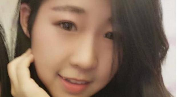 Studentessa cinese rapinata e travolta dal treno, a processo il macchinista: «Non diede l'allarme»