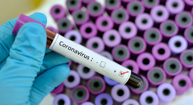 Coronavirus, passeggeri del volo low cost in quarantena. E il parroco di Trepuzzi vieta le strette di mano: «Non toccate l'acqua santa»