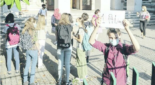 INDICAZIONI Una ragazza con un cartello al Franchetti di Mestre: notevole lo sforzo organizzativo