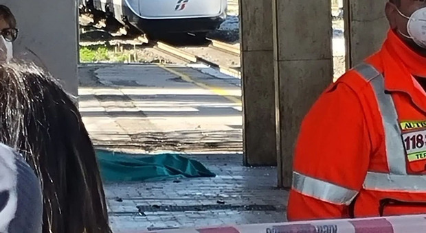 Impatto con l’Intercity alla stazione, muore a 66 anni: indagini della Polfer