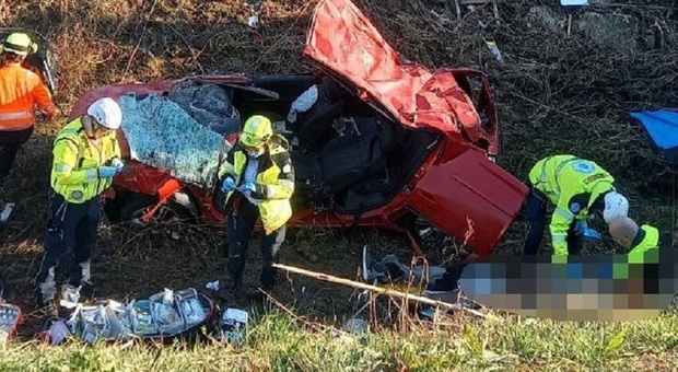 Perde il controllo dell'auto che esce di strada e vola nel fossato: morto un 50enne