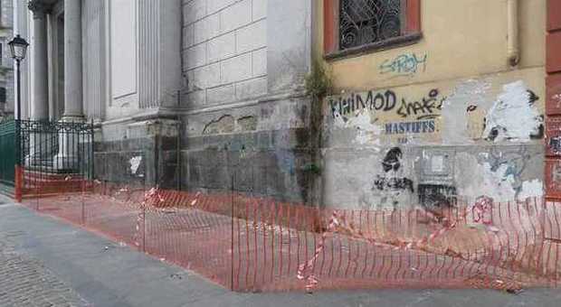 Napoli, piovono pietre dalla chiesa vicino alla scuola: «Per fortuna non passava nessuno» | Foto