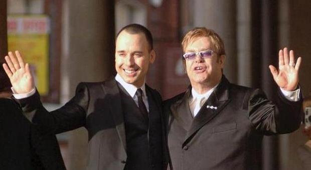 Elton John sfida Putin: «Dice cose stupide sui gay, incontriamoci e parliamo di diritti»