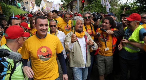 Beppe Grillo, accanto Rocco Casalino, a Perugia alla partenza della marcia "per il reddito di cittadinanza"