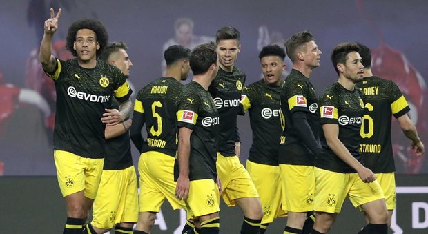 Il Dortmund vince grazie a Witsel, Bayern di nuovo a -6