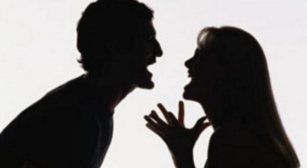 La moglie manda "in bianco" il marito e lui si infuria: separati dalla polizia