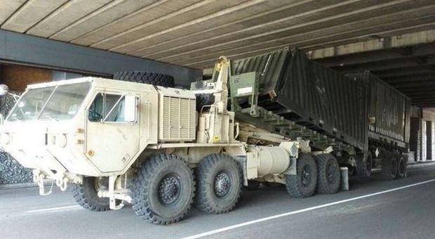 Camion militare Usa carico di armi contro un ponte, traffico in tilt Chiusa una corsia della A4