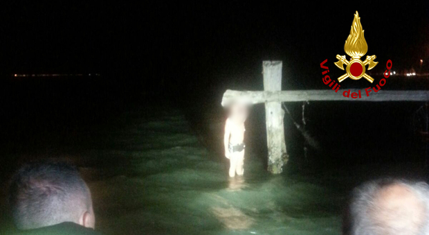 Venezia, cade dalla barca durante una tempesta: lo trovano dopo ore aggrappato a un palo