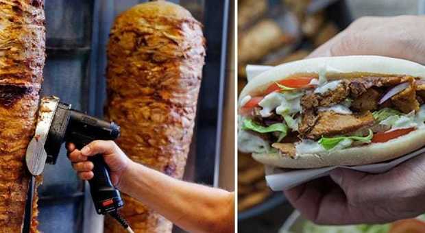 Mangia un kebab in un centro commerciale, 15enne muore dopo due ore: ecco cosa è successo