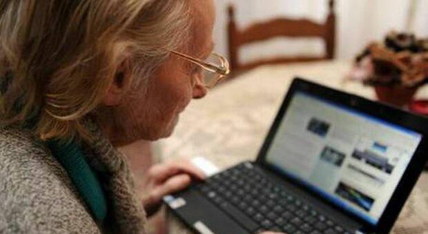 "Truffe d'amore" online ai più anziani: via alla campagna «Al cuore non si comanda», ecco a chi rivolgersi