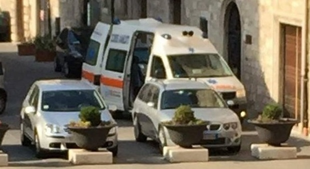 L'ambulanza bloccata dalle fioriere