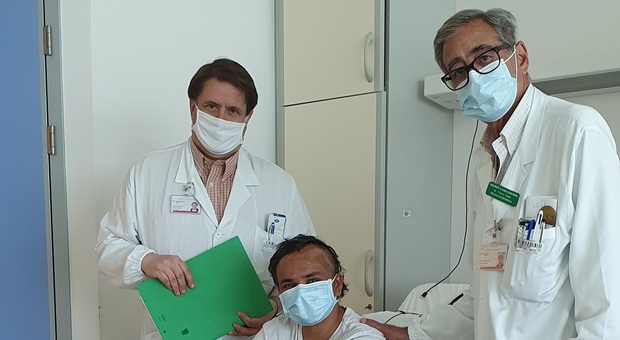Il paziente operato con il primario di Cardiochirurgia, il dottor Guida (a destra), e con il primario di Neurologia, il dottor Rocco Quatrale;