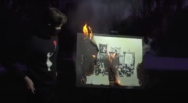 Danno fuoco al quadro di Banksy in diretta streaming e lo rivendono online: il valore è quadruplicato
