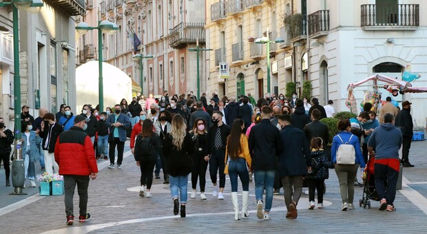 Covid a Benevento, struscio e folla sul Corso: «Scene inaccettabili»