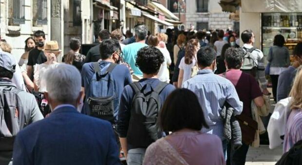 Turismo verso la ripartenza, +10% italiani prenota le vacanze: flussi concentrati ad agosto