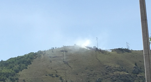 L'Aquila, incendio sul monte di Bazzano per un cavo Enel