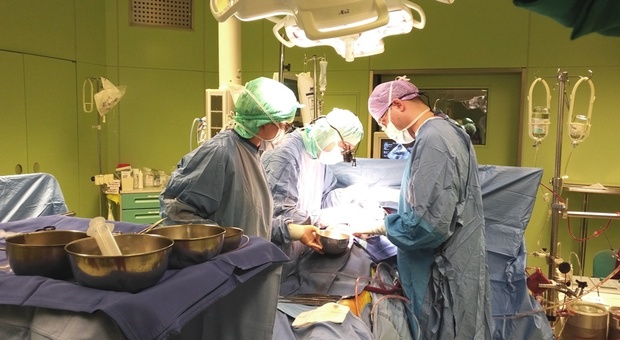 Nell'immagine di repertorio, un intervento al cuore in un ospedale veneto: è in questeoperazioni che si usa il macchinario sotto accusa