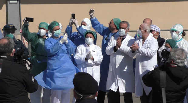 Coronavirus a Napoli, il saluto delle forze dell'ordine ai medici dell'ospedale San Paolo