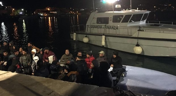 Migranti, barcone con 49 tunisini approda a Lampedusa
