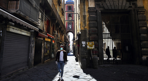 Lockdown in Campania: stop a negozi e ristoranti, vietato uscire dal Comune di residenza. Chiuse le palestre, sport individuale solo all'alba